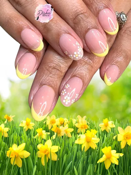 A sunny and cheerful design with yellow French tips and tiny hand-painted daisies. It’s a simple yet beautiful way to add a touch of spring to your nails.