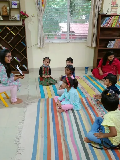 The storyteller interacts with the children, asking them about their favorite sweets, connecting the story to their own lives.