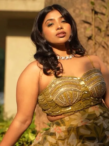 A final shot of this beautiful Mehendi look, capturing the warmth and radiance of the golden hour.