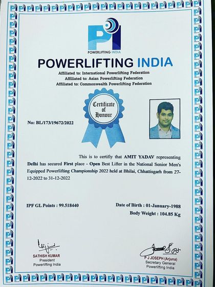 The certificate of honor for securing first place and the Open Best Lifter title at the National Senior Men's Equipped Powerlifting Championship.
