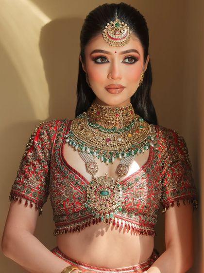 The sunlight catching her perfect bridal glow. This image highlights the flawless base and the way the makeup looks both in person and on camera, a key focus for all my brides.