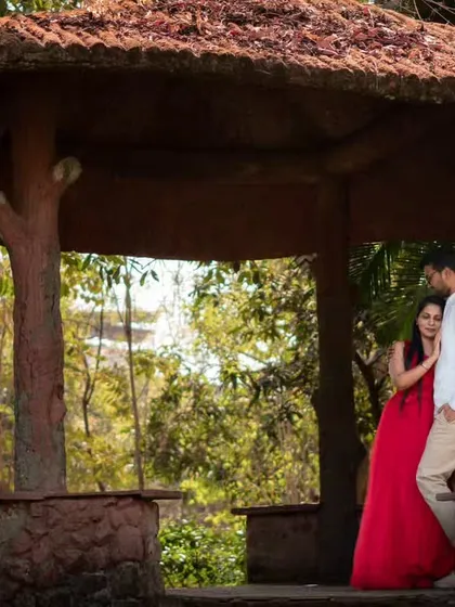 A wide shot of the couple in a rustic gazebo, creating a beautiful frame for their portrait. This image showcases how I use the environment to compose romantic post-wedding photos.