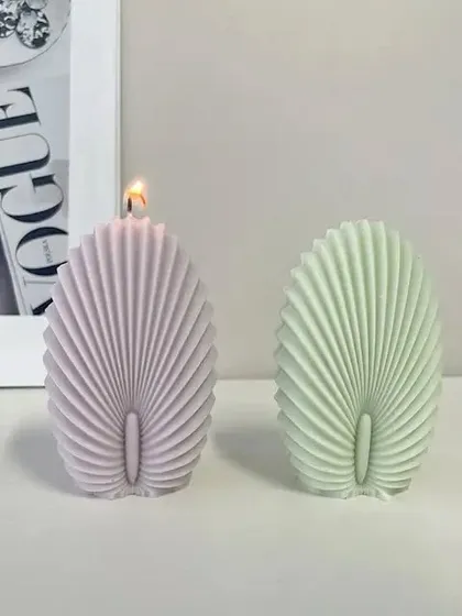 This elegant palm leaf-shaped silicone mould is perfect for creating modern, decorative candles. The finished candles have a beautiful, ribbed texture that looks stunning in any home.