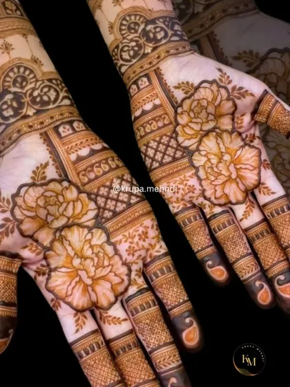 For those who love a modern touch, this Indian fancy mehndi with bold floral patterns is a perfect choice. It’s elegant, stylish, and makes a beautiful statement.