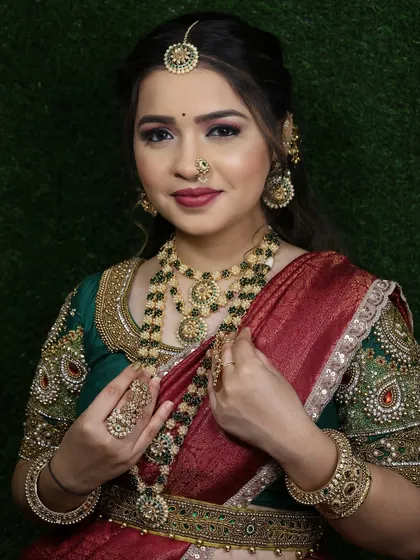 Another close-up view of the intricate jewellery set that comes with the red and green half-saree rental.