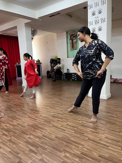 An instructor providing guidance during a semi classical session. We focus on individual posture and alignment to ensure movements are both beautiful and correct.
