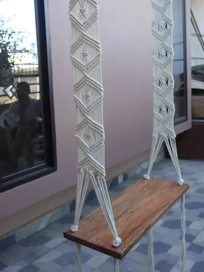 For those who love simplicity, we offer this wooden plank swing. The macrame work is focused on the ropes, creating a clean and minimalist look that highlights the natural wood.
