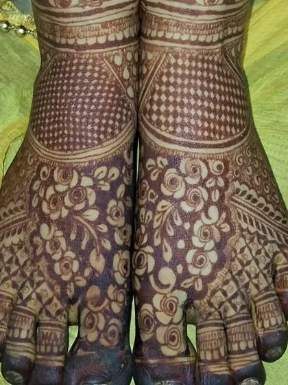 This foot mehendi features a dense pattern of roses, creating a beautiful and romantic look.
