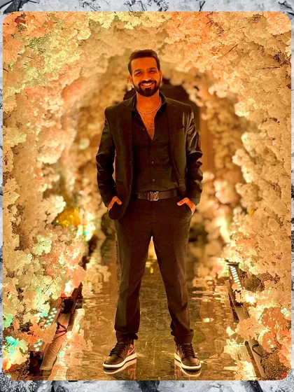Winter feels and December chills. An all-black ensemble for a party with stunning floral decor.