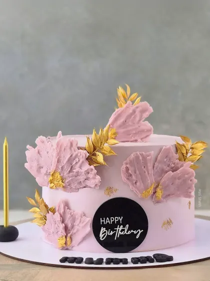 A beautiful pastel cake with abstract, textured chocolate shards and gold leaf. This is a 1kg Salted Caramel Chocolate cake.