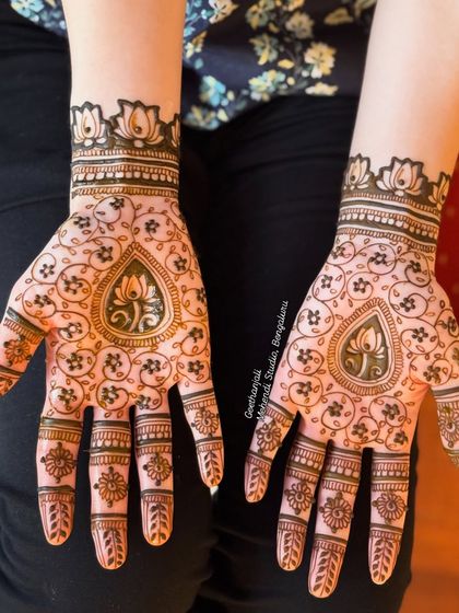 A minimal yet stunning design for a foreign bride from Japan. This pattern features a teardrop shape with a lotus inside, surrounded by a delicate floral vine.