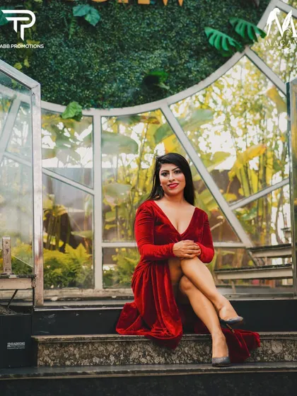 A moment of elegance during a photoshoot at Macaw by Stories. This velvet dress is ideal for a sophisticated evening event or a luxury brand launch.