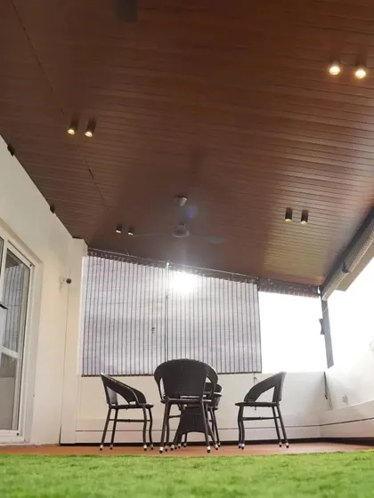 This covered balcony feels like an extension of the living room. We used soft artificial turf as flooring and complemented it with a wood-paneled ceiling and integrated spotlights for a cozy atmosphere day or night.