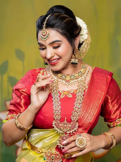 A beautiful portrait of our model Chitra. She is wearing a full bridal set with a gutta pusalu style haram, a temple choker, and a statement vaddanam.