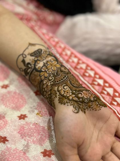 A beautiful combination of the diamond ring motif and a more traditional floral band for Rida's engagement.