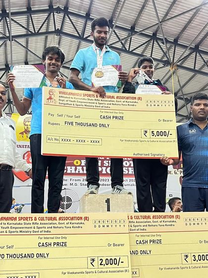 Pranavi and other medalists with their cash prizes at the Tumkur competition, where she won 4 Gold medals in Air Pistol events.