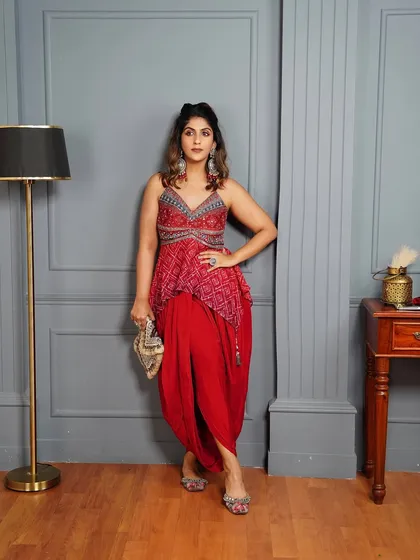 For Navratri, I elevated the look with a dramatic wing liner, rose gold eyes, and mauve lips to add a pop of festive color. This look is perfect for dancing the night away.