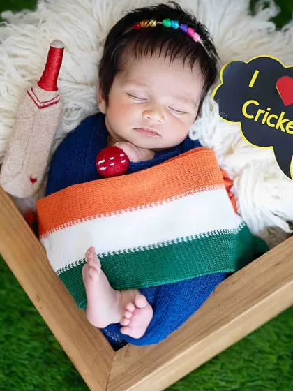 This setup includes miniature cricket bats and balls, making it a perfect tribute for a cricket-loving family.