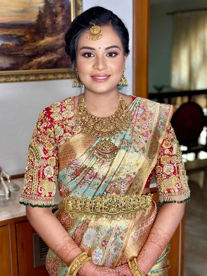 Another angle of the glowing mother-to-be.