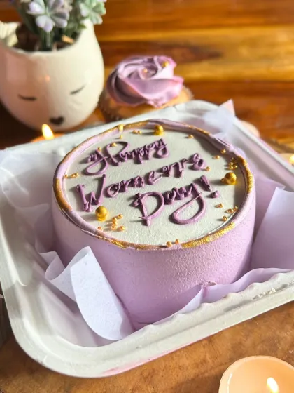 Our bento cakes are perfect for celebrating the special women in your life. This elegant lavender cake for Women's Day is a small but mighty way to show appreciation, proving that the best gifts come in small boxes.