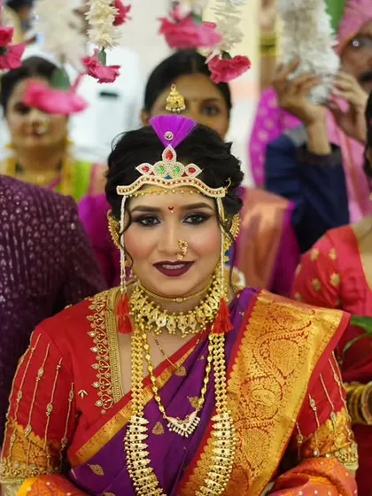 The grand entrance of a Maharashtrian bride. Dressed in a traditional Nauvari saree, her look is completed with authentic jewelry and a bold makeup look that reflects the richness of the culture.