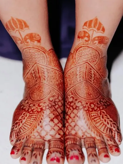A cute and unique design for the feet, featuring little elephants holding umbrellas. It's a playful twist on traditional motifs.