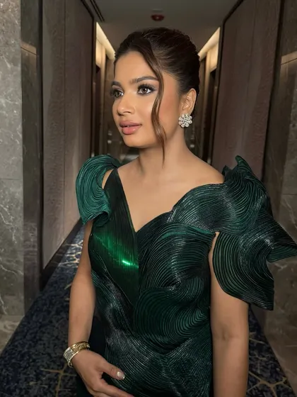Riddhi's metallic glam is all about making a statement. The combination of chrome eyes and nude lips is modern and chic.