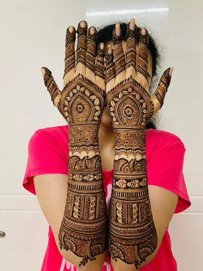 A full view of a bridal back-hand design, customized to the bride's preferences. The symmetrical patterns create a stunning visual effect.