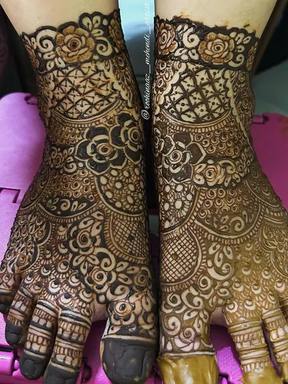 Another beautiful bridal leg design, a collaboration with a fellow artist. The patterns are intricate and the coverage is stunning.