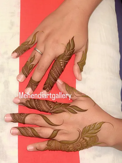 This design focuses on the fingers, using bold, leaf-like strokes that are characteristic of modern Gulf styles. It's a great choice for someone who wants a statement look without full hand coverage.