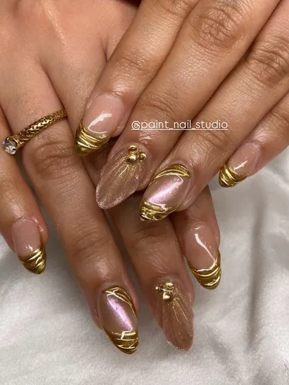 This set is all about the Midas touch. The combination of a shimmery base and bold, sculpted gold accents is breathtaking.