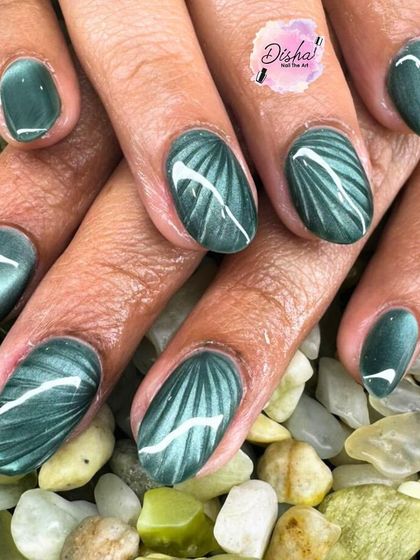 Shimmer, shine, and statement all in one. This deep green cat eye polish is enhanced with delicate white lines to create a beautiful leaf-like pattern.