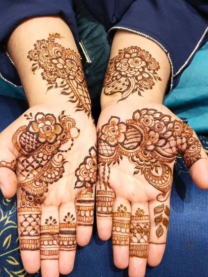 A lovely Arabic design featuring paisley and floral motifs. The detailed finger work and wrist patterns make this a complete and beautiful look for any celebration.