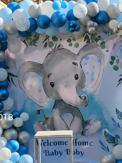 The final look of the elephant theme welcome home decor. The combination of the printed backdrop and the 3D balloon arch gives it great depth.