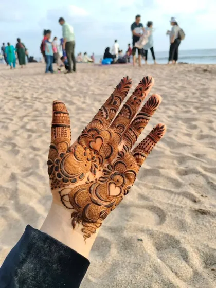 The same romantic heart-themed design, captured up close at the beach. A perfect design for a destination wedding or a pre-wedding shoot.