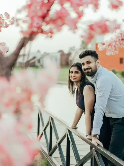 Find your romantic corner among our scenic landscapes. This bridge, surrounded by cherry blossom trees and overlooking the water, is one of our most requested spots for creating soft and dreamy pre-wedding pictures.