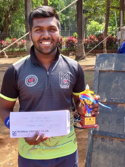 A proud player with his Man of the Match award. These moments are a great motivation for the entire team.