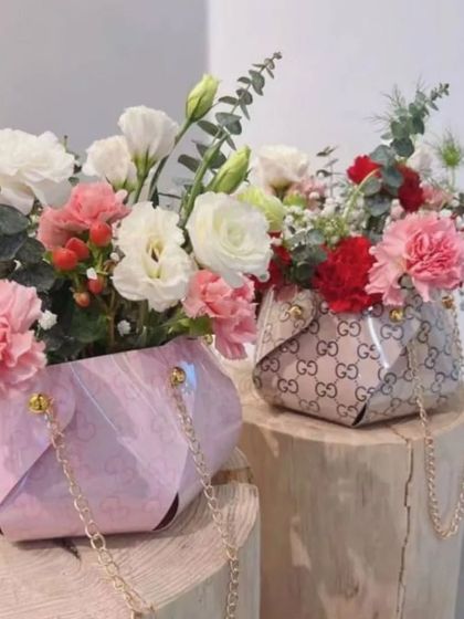 My pinwheel waterproof paper gift bags are a stylish and durable solution for packaging flowers or presents. The designer-inspired pattern and chain handle add a touch of luxury to any gift.