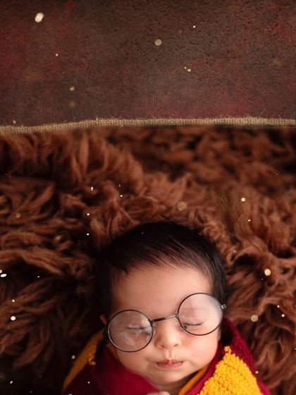 A close up of our little wizard, showing the tiny details of the Harry Potter theme, from the iconic glasses to the Gryffindor scarf.