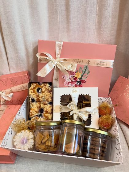 One of my large tray hampers, perfect for family gifting during Diwali. This one is filled with a blueberry teacake, a box of brownies, three jars of assorted cookies and crackers, and festive candles.