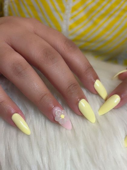 A close-up on the translucent 3D flower, highlighting its delicate petals.