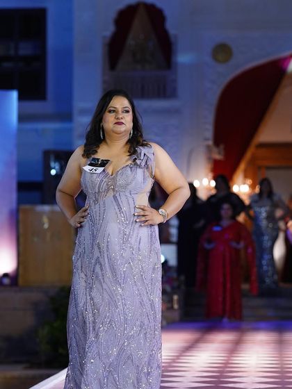 A beautiful grey-blue plus-size gown with delicate embroidery. The cut-out detail on the shoulder adds a modern touch.
