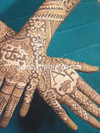 The couple's initials are the centerpiece of this design, shown here from another angle to highlight the surrounding intricate patterns.