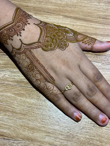 Love. 🌸❤️ This video shows the beginning of a floral design, starting with the outline on the back of the hand.