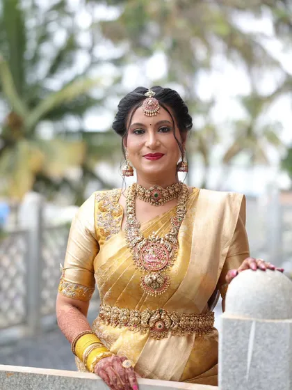A closer look at the exquisite details of a traditional South Indian bridal set. This antique-finish temple jewellery includes a detailed choker, a long haram with a central pendant, matching jhumkas, and a maang tikka, all coming together to create a timeless look.