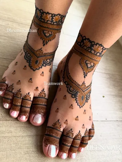 Let's not forget the feet. This elegant foot mehendi design features a beautiful payal or anklet style pattern, perfect for completing your festive look.