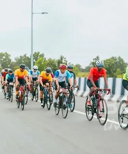The masters category peloton, full of experienced and strong riders, proves that competitive cycling is a lifelong passion.