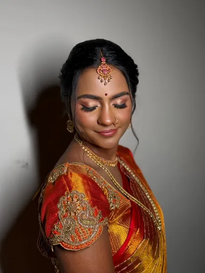Here, the focus is on the eyes. I crafted a soft, shimmering eyeshadow look with warm, rosy tones to create depth and romance. This close-up shows how I blend colours to achieve a look that is glamorous yet feels light and effortless.