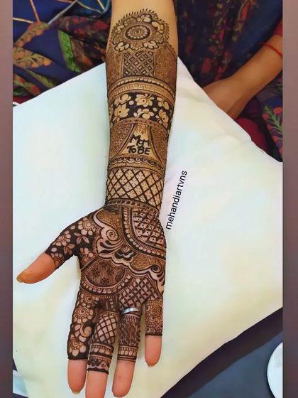 A sweet and simple 'Mrs to be' message incorporated into the design. It's a fun detail for a bride to have at her mehandi or bachelorette party.