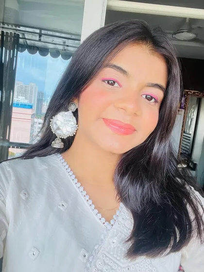 A pop of color with this bright pink winged liner. This is a fun and youthful look, perfect for daytime parties or festive occasions.